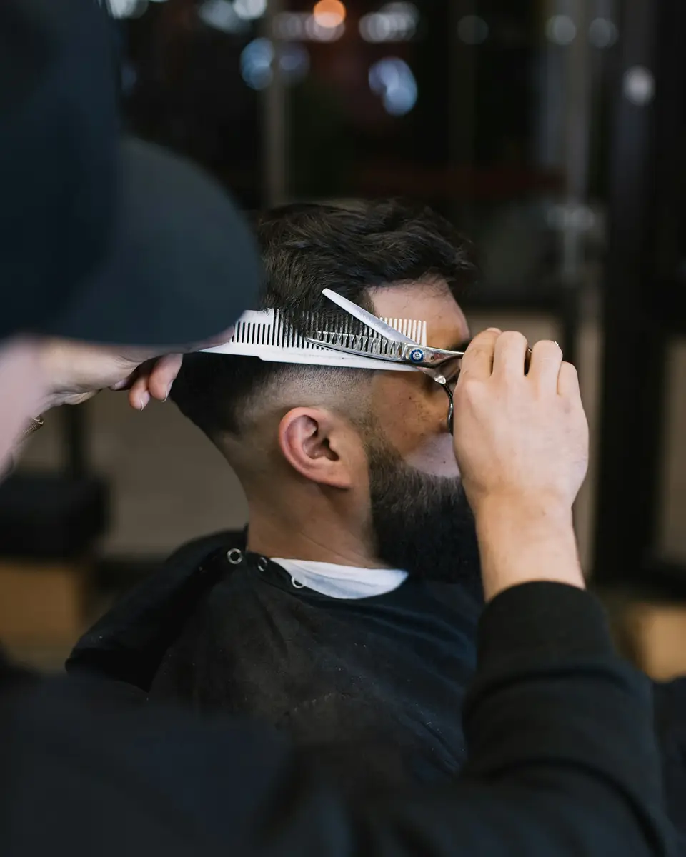Barber beim Haarschnitt