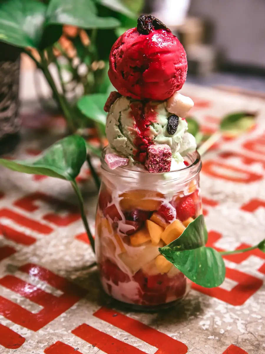 Eis mit Früchten im Glas