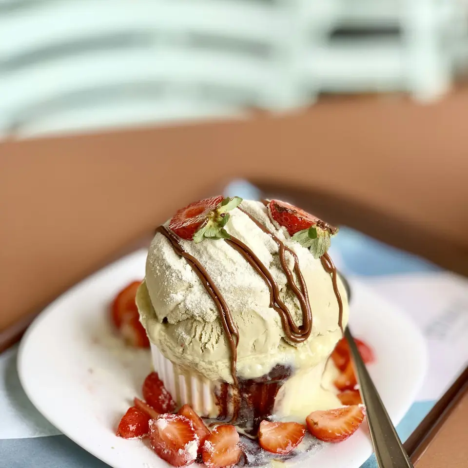 Eisbecher mit Erdbeeren