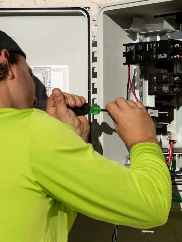 Elektriker arbeitet an einem Schaltkasten