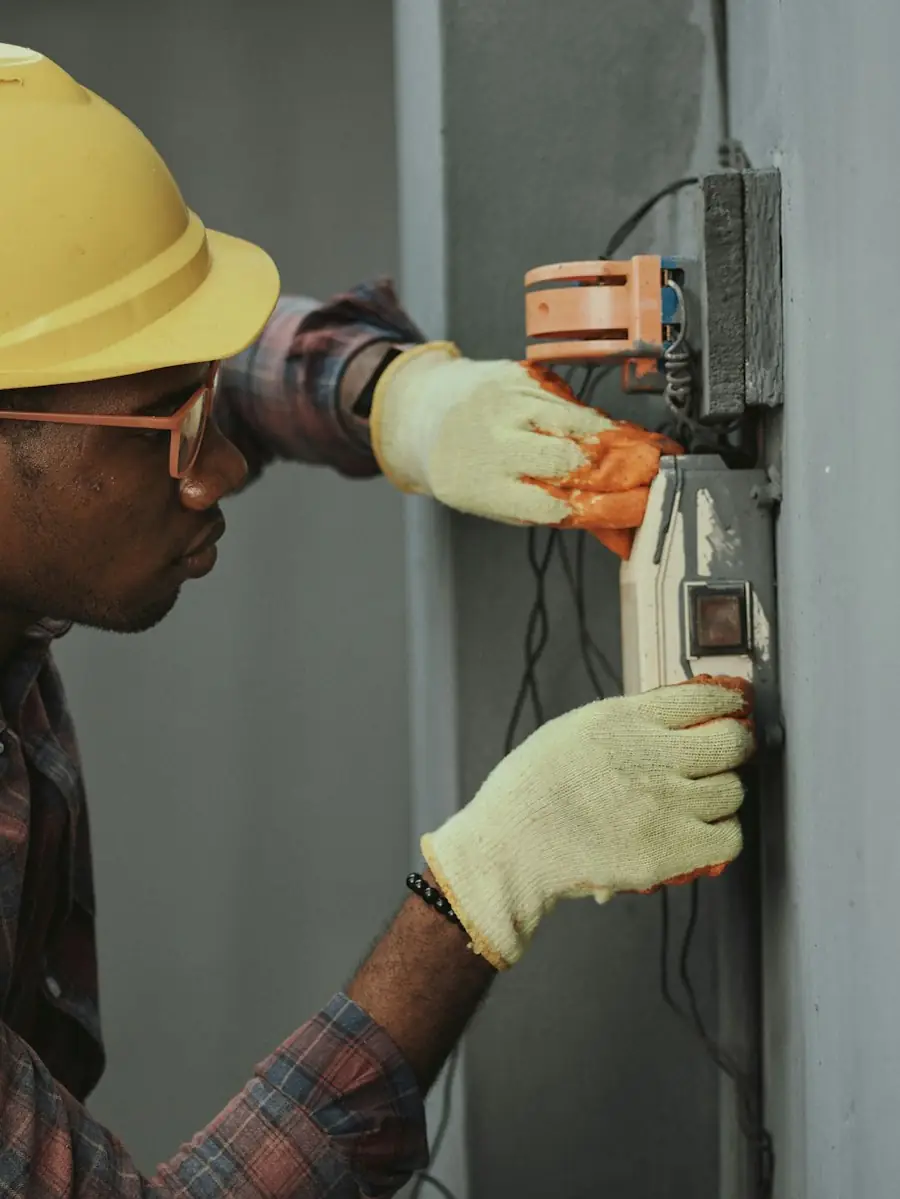 Handwerker mit Helm