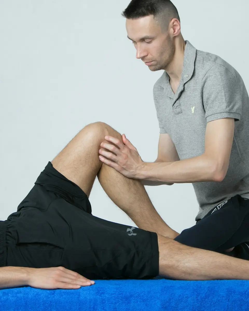 Physiotherapeut untersucht ein Bein